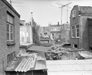 881110 Gezicht op de achterzijden van de huizen aan de Andreasstraat (links) en de Lange Smeestraat (rechts). Op de ...
